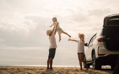 Mutlu aile seyahatleri plajda, aile yazın denizde araba yolculukları, mutlu aile kumsalda birlikte eğlenmeleri yaz tatilinde aile seyahatleri.