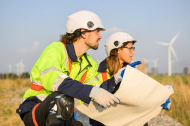 Mühendis kendinden emin çalışıyor. Dışarıda çalışan işçiler çalışıyor. Mega proje inşaatı. Yüksek kalite fotoğraf