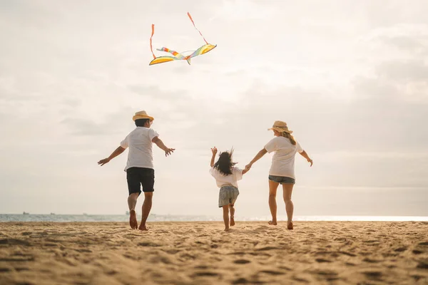 Счастливое Семейное Путешествие Пляже Семья Автомобильной Поездкой Море Летом Счастливая — стоковое фото