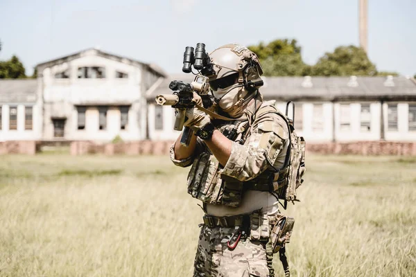 Armeesoldat Schutzuniform Soldat Mit Gewehr Wald Soldat Dienst Soldat Schießt — Stockfoto