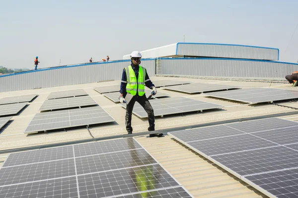 Engenheiros Profissionais Com Capacete Segurança Verificando Sistema Solar Fazenda Energia — Fotografia de Stock