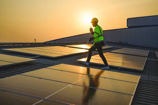 Інженер Працює Сонячній Електростанції Заходом Сонця Увечері Сонячна Енергія Теплим — стокове фото