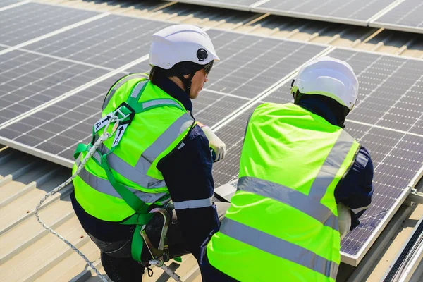 Professionella Ingenjörer Med Säkerhetshjälm Kontroll Solsystem Solkraftpark Tekniker Med Solcell — Stockfoto