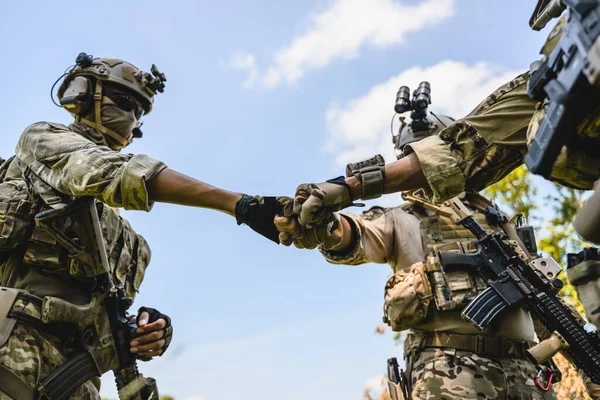 Esquadrão Soldados Com Trabalho Equipe Que Empilham Mãos Durante Operação — Fotografia de Stock