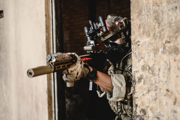 Soldado Del Ejército Uniforme Combate Protector Soldado Con Rifle Soldado —  Fotos de Stock