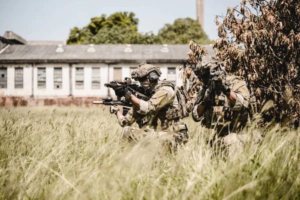 Escuadrón Soldados Corriendo Hacia Adelante Atacando Enemigo Durante Operación Militar — Foto de Stock