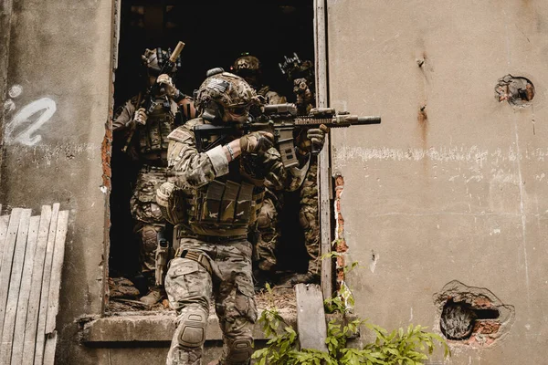 Tim Ahli Tentara Menyerang Musuh Selama Operasi Militer Tentara Berseragam — Stok Foto