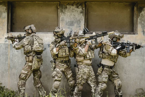 Intelligente Teamarbeit Von Soldaten Die Vorwärts Laufen Und Den Feind — Stockfoto