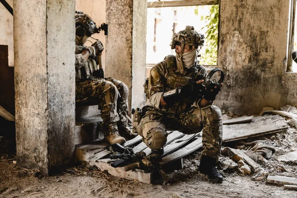 Travail Équipe Intelligent Des Soldats Courant Vers Avant Attaquant Ennemi — Photo