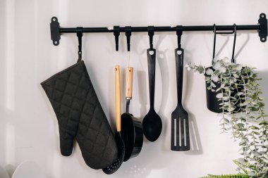 Yemek yapmak için mutfak malzemeleri, mutfak gereçleri, metal mutfak aletleri.