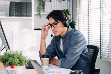 Çağrı merkezinde çalışan müşteri hizmetleri operatörünün portresi, modern ofiste yardım hattında çalışan çağrı merkezi temsilcisi, şirkette birlikte çalışan genç çalışanlar.