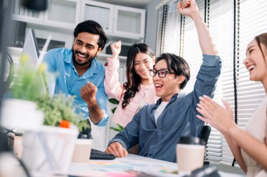 Modern ofiste birlikte çalışan bir grup iş adamı, iş ekibi toplantısı ve şirkette beyin fırtınası yapan çalışanlar, iş projesiyle uğraşan dizüstü bilgisayarlar.