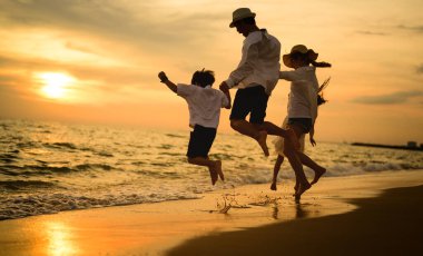 Mutlu aile tatilde sahilde birlikte eğleniyor, sahil seyahatinde olan aile tatilde eğlenen insanlar, yüksek kaliteli fotoğraflar.