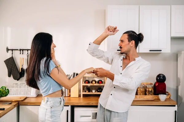 Gesunde Liebhaber Kochen Der Küche Mit Glück Junges Paar Tanzt — Stockfoto
