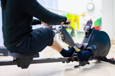 Fiziksel engelli hasta içeride egzersiz yapıyor, protez sağlık merkezinde yüksek teknolojili insanlar, engelliler için yeni yapay uzuv üretimi