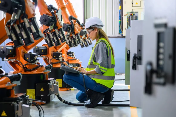 Női Mérnök Dolgozó Dolgozik Robotgép Automatizálás Gyárban Női Technikus Intelligens — Stock Fotó