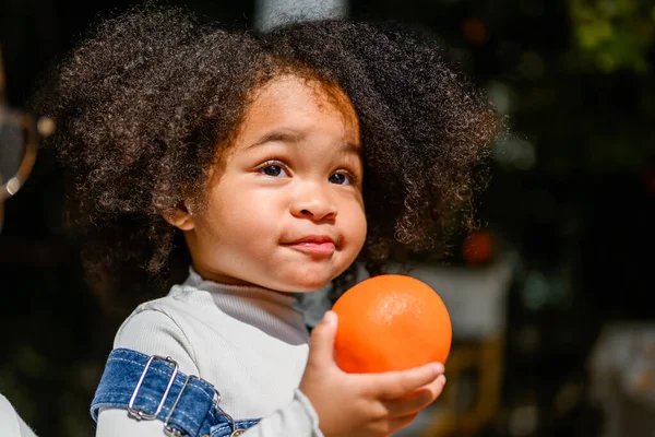 Portakal Tutan Ailesiyle Oynayan Küçük Bir Kızın Portresi Evde Birlikte — Stok fotoğraf