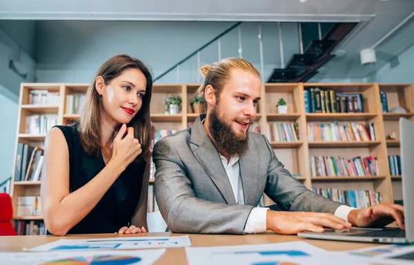 Retrato Empresários Confiantes Trabalhando Juntos Escritório Moderno Casal Reunião Equipe — Fotografia de Stock