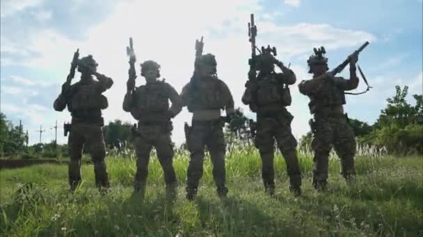 軍事作戦中に敵を攻撃する兵士のスマートなチームワーク 防護戦闘制服を着た陸軍兵士 ライフルを持つ兵士 世界の戦場でライフルを持つ兵士 — ストック動画