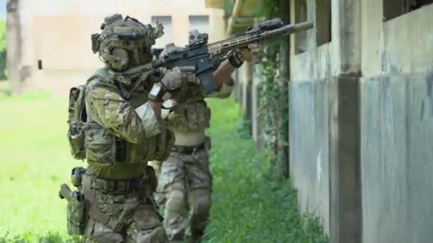 Okos Csapatmunka Katonák Sétálnak Előre Megtámadják Ellenséget Katonai Művelet Során — Stock videók
