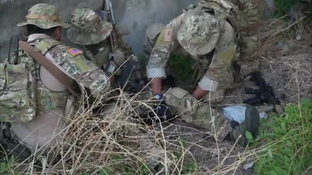 Soldats Aidant Homme Blessé Membre Escouade Pendant Opération Militaire Soldat — Video