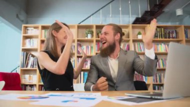 Modern ofiste birlikte çalışan mutlu iş adamları, ofiste birkaç iş adamı toplantısı ve beyin fırtınası projesi, yaratıcı ofiste çalışan akıllı ve sıradan insanlar.