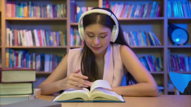 Muotokuva Nuori Nainen Lukee Kirjoja Työskentelee Kirjastossa Koulutukseen Ihmiset Opiskelevat — kuvapankkivideo