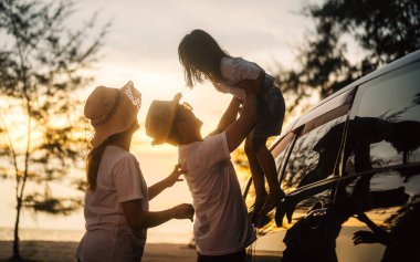 Mutlu aile seyahatleri plajda, aile yazın denizde araba yolculukları, mutlu aile kumsalda birlikte eğlenmeleri yaz tatilinde aile seyahatleri.