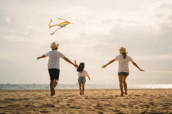 Счастливое Семейное Путешествие Пляже Семья Автомобильной Поездкой Море Летом Счастливая — стоковое фото