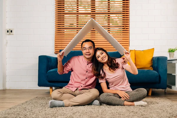 Glückliche Familie Hält Symbolisches Pappdach Der Lebensversicherung Und Sitzt Hause — Stockfoto