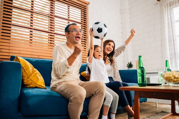 Familia Feliz Viendo Deportes Partido Juntos Televisión Gente Animando Gritando —  Fotos de Stock