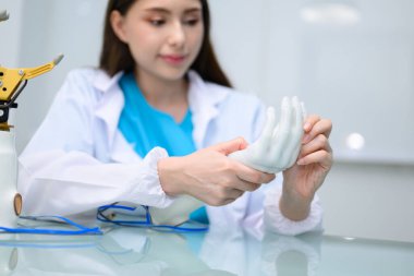 Profesyonel teknisyen protez imalatında robot biyonik kolu test ediyor, teknisyen yapay protez eli kontrol ediyor ve kontrol ediyor, protez imalatında teknoloji