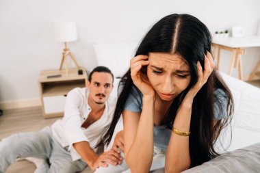Sorunları olan üzgün ve mutsuz bir çift, evde kavga eden genç bir çift, sorunlarla ilişki, evlilikteki anlaşmazlıklar.