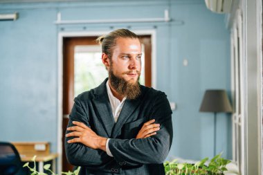 Modern ofiste kolları çapraz duran zeki iş adamının portresi, yaratıcı ofiste çalışan akıllı ve rahat giyimli iş adamı, şirkette çalışan başarılı CEO sahibi.