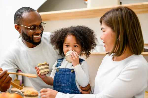 Feliz Familia Pasando Tiempo Juntos Casa Padre Madre Hija Divirtiéndose —  Fotos de Stock