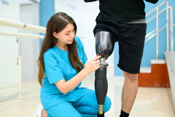 Φυσιοθεραπευτής Προσαρμογή Προσθετικής Πόδι Του Ασθενούς Στο Νοσοκομείο Ασθενής Ειδικές — Φωτογραφία Αρχείου