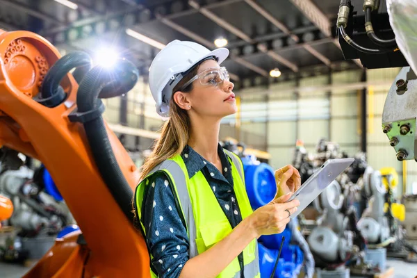 Professionell Kvinnlig Företagare Ingenjör Hantera Och Kontrollera Arbete Industriell Fabrik — Stockfoto