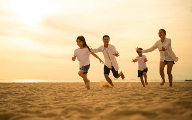 Mutlu aile tatilde sahilde birlikte eğleniyor, sahil seyahatinde olan aile tatilde eğlenen insanlar, yüksek kaliteli fotoğraflar.