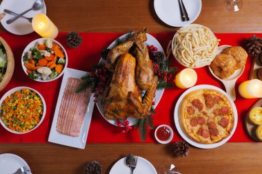 Kızarmış hindiyle Noel yemeği, yemek odasında Noel yemeği, Noel ve Şükran Günü kutlamaları için özel yemek. Yüksek kalite fotoğraf