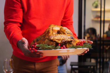 Kızarmış hindiyle Noel yemeği, yemek odasında Noel yemeği, Noel ve Şükran Günü kutlamaları için özel yemek. Yüksek kalite fotoğraf