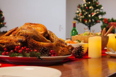 Kızarmış hindiyle Noel yemeği, yemek odasında Noel yemeği, Noel ve Şükran Günü kutlamaları için özel yemek. Yüksek kalite fotoğraf