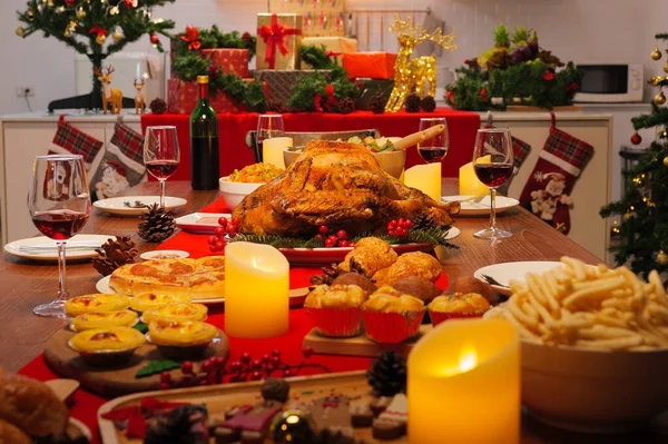 Karácsonyi Vacsora Sült Pulykával Különleges Ételek Asztalra Ebédlőben Karácsonyi Vacsora — Stock Fotó