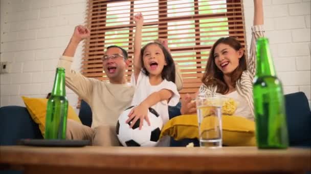 Gelukkige Familie Kijken Naar Sport Wedstrijd Samen Televisie Mensen Juichen — Stockvideo