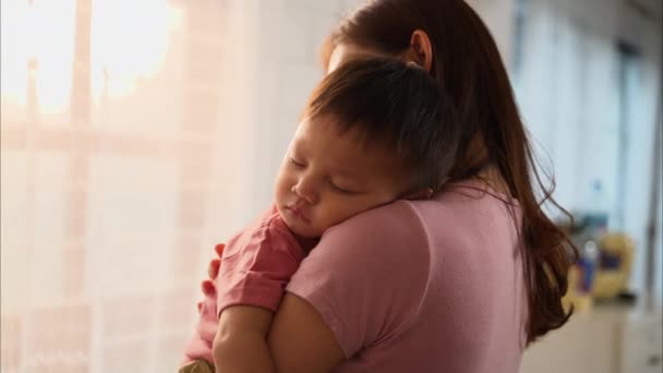 Madre Feliz Abrazando Pequeño Hijo Abrazándolo Con Amor Cuidado Madre — Vídeos de Stock