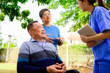 Evde ya da huzurevinde yaşlı bir hastaya bakan doktor ya da hemşire, elinde tabletle hastaneyi ziyaret eden kadın doktor, kıdemli insanlarla konuşan doktor, iyi haber.