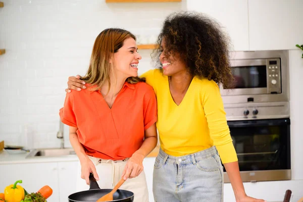 Feliz Pareja Lesbianas Cocinando Cocina Casa Las Mujeres Preparando Cena —  Fotos de Stock