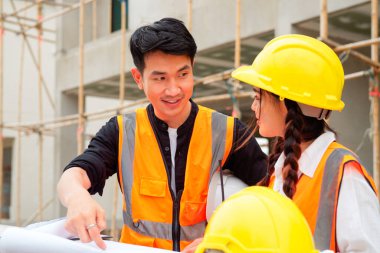 İnşaat mühendisleri, inşaat alanında birlikte çalışan, inşaat işçileri inşaat alanındaki projeyi kontrol eden inşaat mühendisi, yeni projede mimarlık mühendisliği yapan.