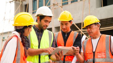 İnşaat mühendisleri, inşaat alanında birlikte çalışan, inşaat işçileri inşaat alanındaki projeyi kontrol eden inşaat mühendisi, yeni projede mimarlık mühendisliği yapan.