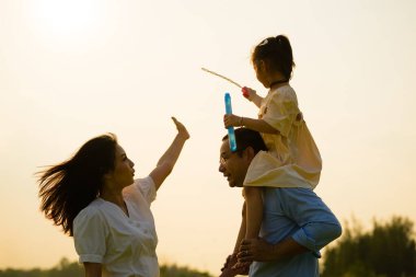 Aile gezisi gezisi, mutlu aile baba ve çocuklar parkta piknik, mutlu yaşam tarzı olan aile. 