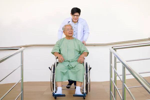 Γιατρός Νοσηλευτής Φροντιστής Που Βοηθά Ηλικιωμένο Αναπηρικό Καροτσάκι Στο Νοσοκομείο — Φωτογραφία Αρχείου